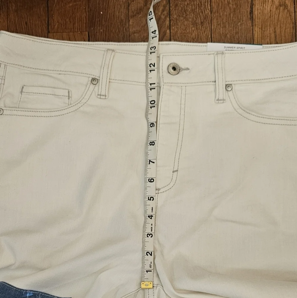 NWTStyle & Co.Women's jeans high-rise straight Leg off-white  decorative patches